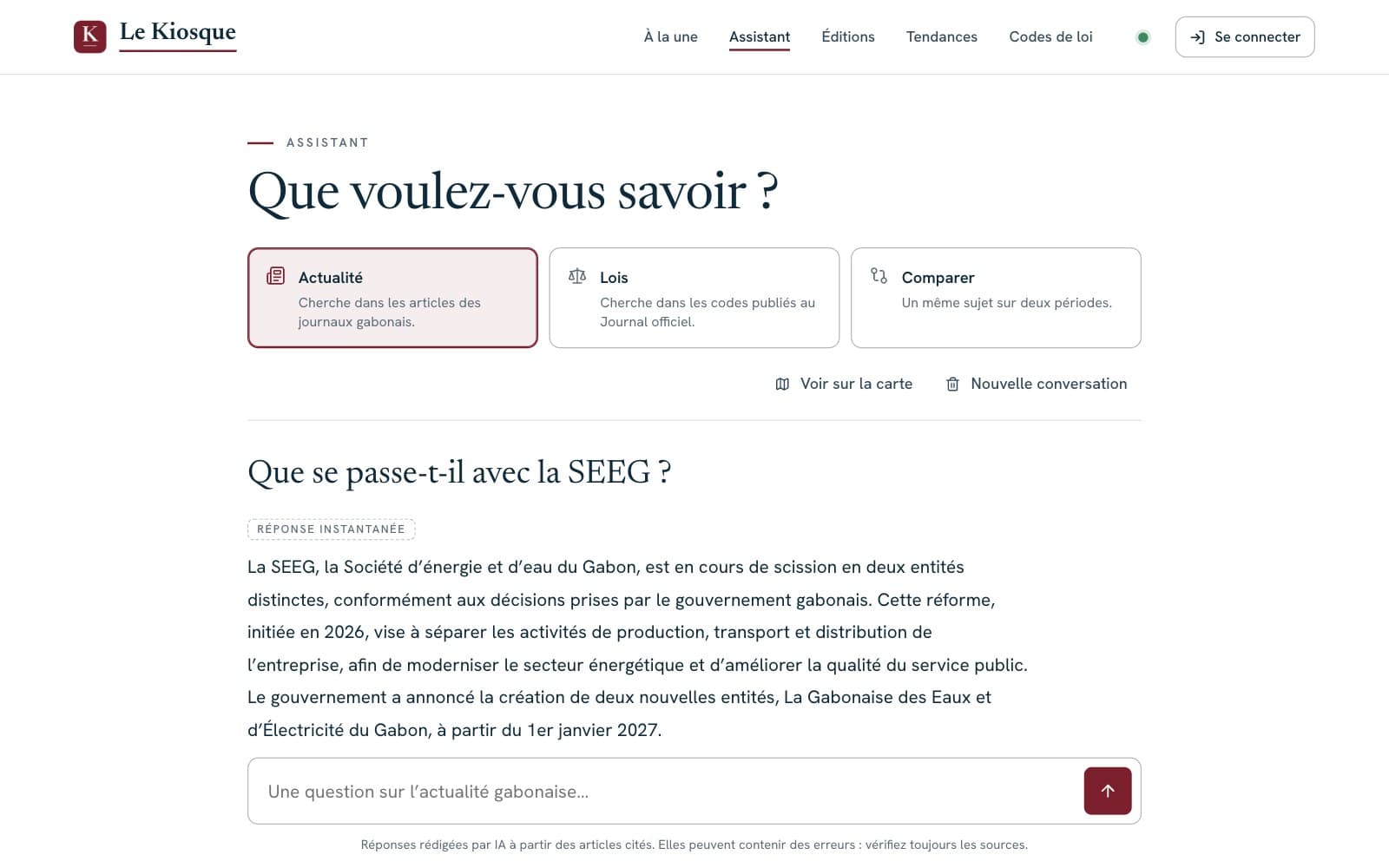 L'assistant du Kiosque : trois modes (actualité, lois, comparer deux périodes) au-dessus d'une question sur la SEEG et de sa réponse sourcée.